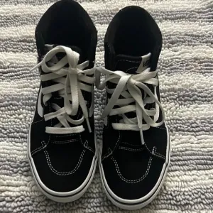 Vans Sk8-Hi Canvas Black &amp; White Shoes.  Size 4 Youth. Like New. Great condition