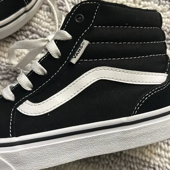 Vans Sk8-Hi Canvas Black &amp; White Shoes.  Size 4 Youth. Like New. Great condition