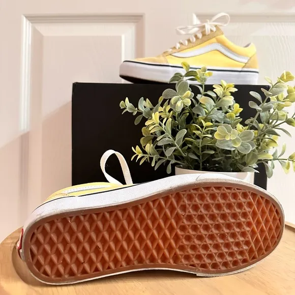 VANS ~ Women’s Canvas and Suede Yellow and White Sneakers size 7