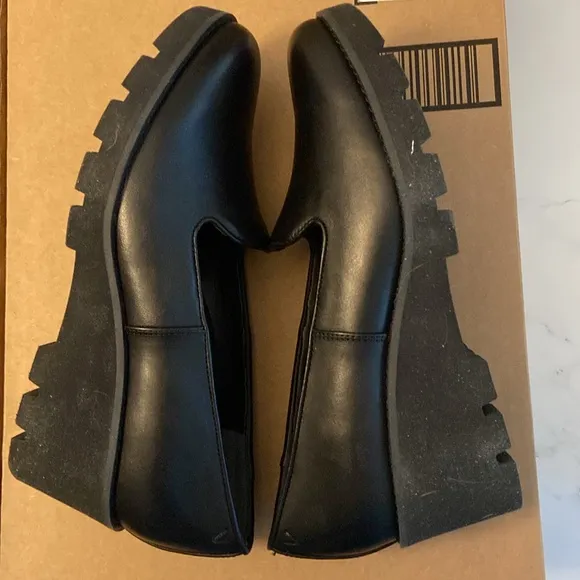 Vionic Women's Black Loafers Wedge heel Size 8 With Box