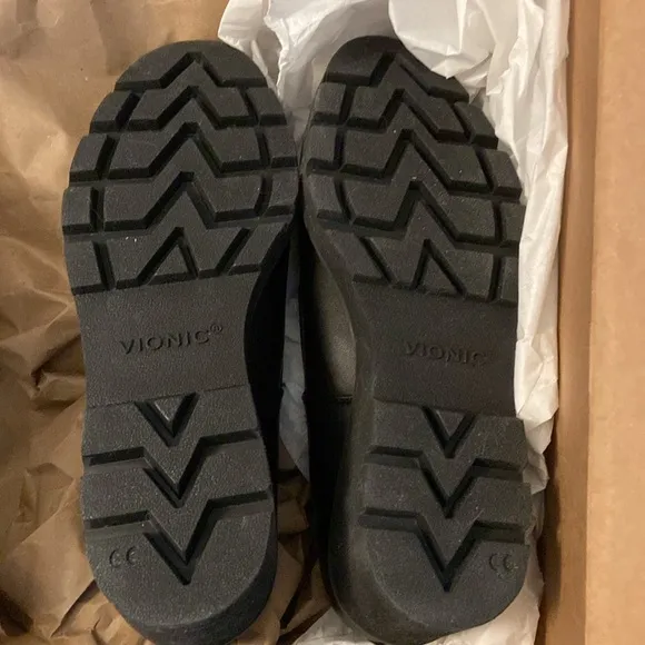 Vionic Women's Black Loafers Wedge heel Size 8 With Box