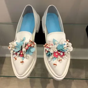 White Leather shoes with handmade flowers