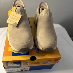 Women Skechers Slip-ins ,Hillcrest Sunapee Sneaker. 180016-TPE Size 8 Taupe NWB