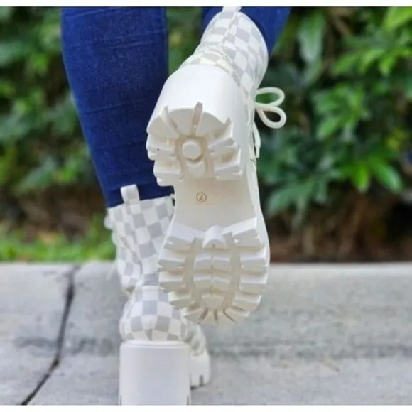 Womens Checkered Lace Up Block‎ Heel Boots