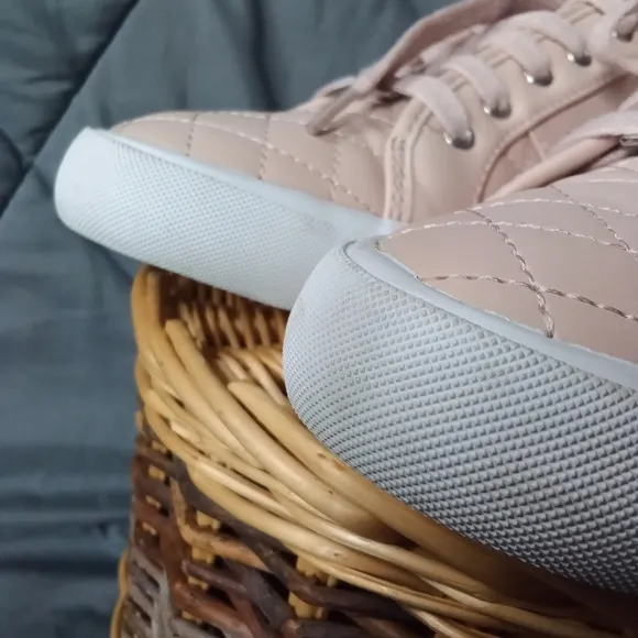 Women's G By Guess Quilted Dusty Rose Faux Leather Lace Up Sneakers Pink &amp; White