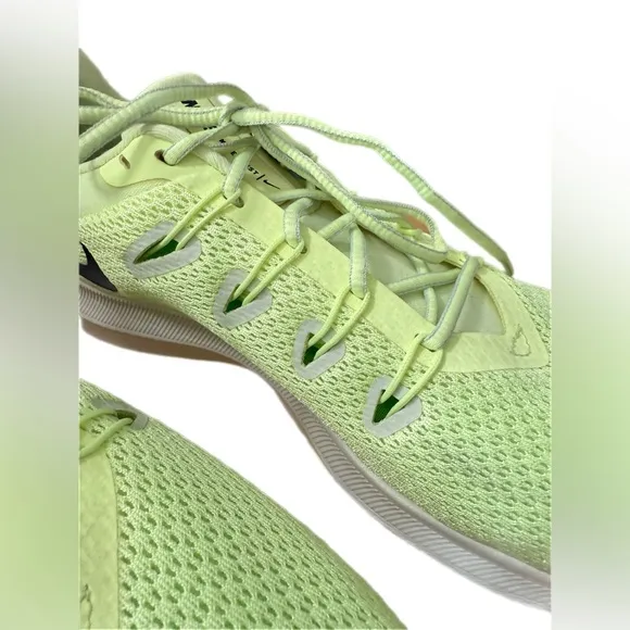 Women’s Nike Quest Size 9.5 Lightweight Mesh Sneakers Gym Running Fitness Shoe