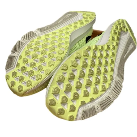 Women’s Nike Quest Size 9.5 Lightweight Mesh Sneakers Gym Running Fitness Shoe