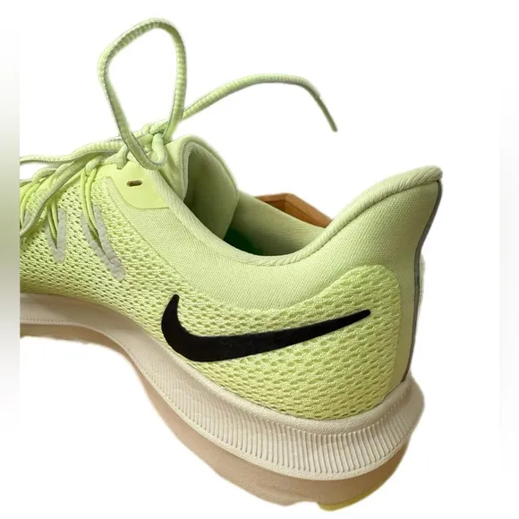 Women’s Nike Quest Size 9.5 Lightweight Mesh Sneakers Gym Running Fitness Shoe