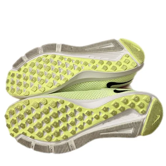 Women’s Nike Quest Size 9.5 Lightweight Mesh Sneakers Gym Running Fitness Shoe