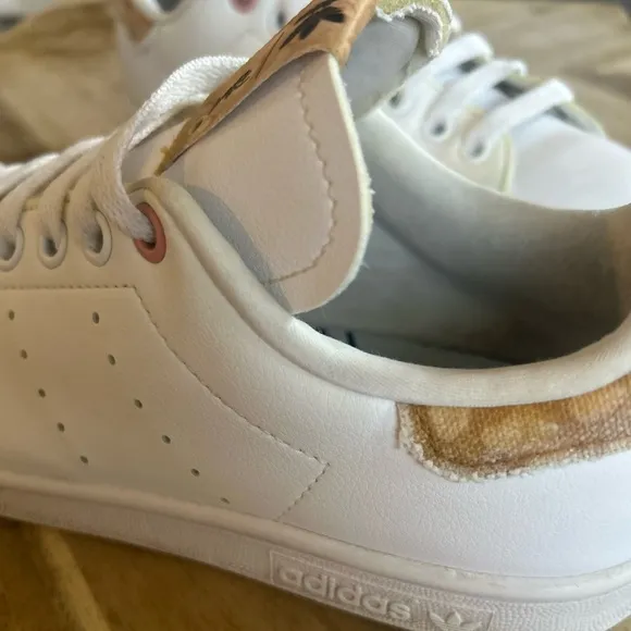 WOMEN'S White Adidas Superstars Stan Smith x Disney Bambi 7.5 Keychain like new